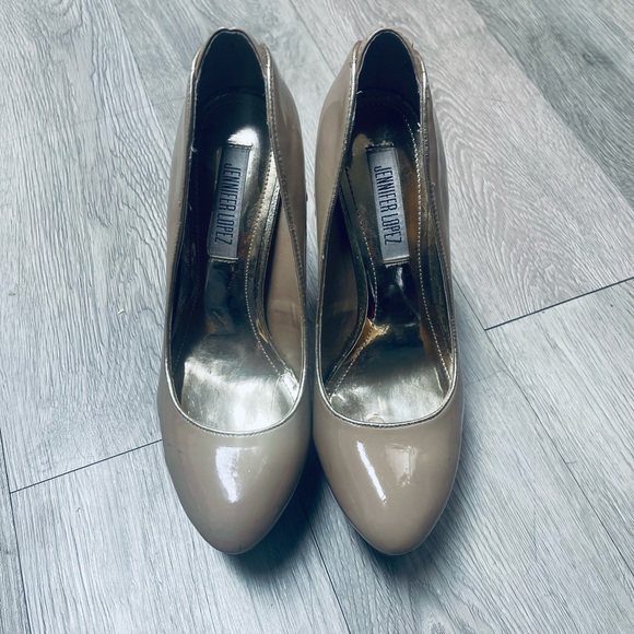 WORN- Jennifer Lopez pumps, beige color with a heel over 4 inches, size 7 1/2. - Picture 4 of 6